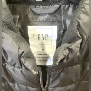 Black gap medium puffer vest for women